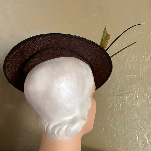 CHARMING 1940S\' BROWN STRAW FEDORA WITH LACQUERED FEATHERS + QUILLS